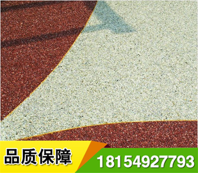 透水露骨料混凝土的施工工藝:基層處理:清掃基層表面,表面應(yīng)無(wú)塵土,樹(shù)枝,紙屑等雜物,并在攤鋪前潤(rùn)濕基層表面.
